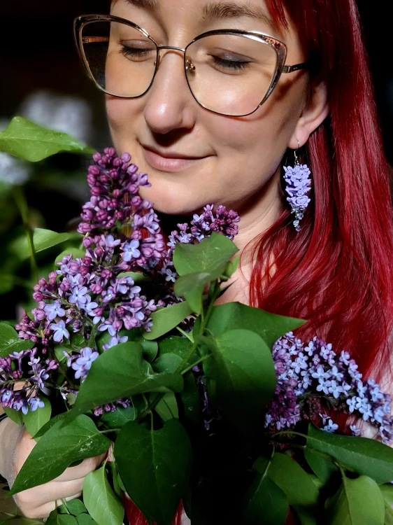 Kolczyki Lilak na modelce.jpg